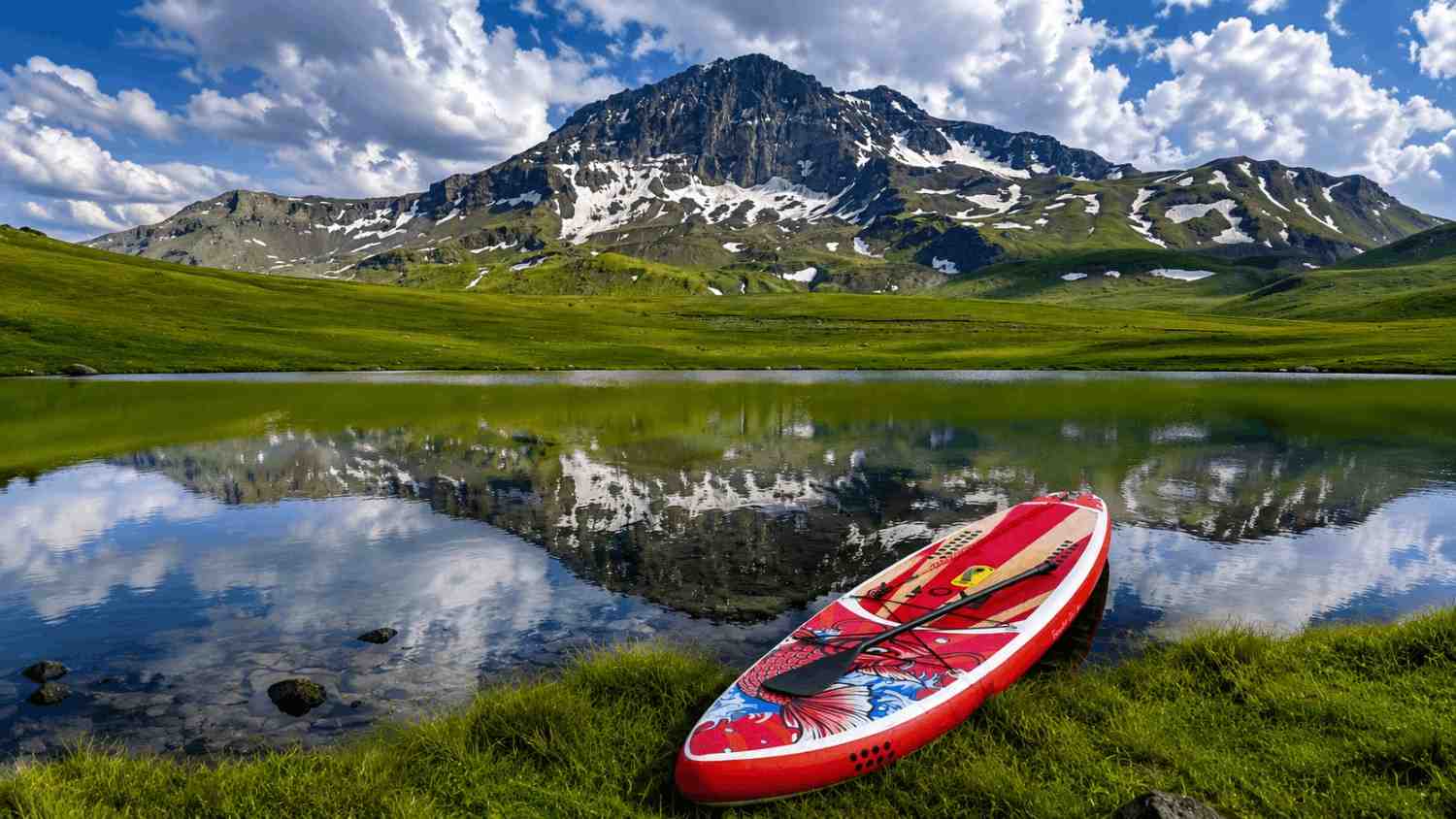 Ոսկե լույս Ռափի լճի շրջակա տեսարանի վրա